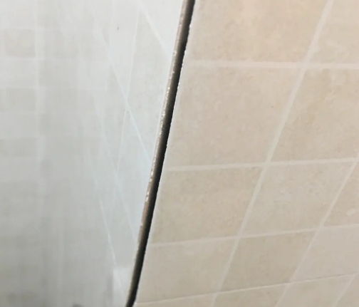 赵县瓷砖空鼓维修公司分享阳台瓷砖脱落的修复过程可以分为以下几个步骤