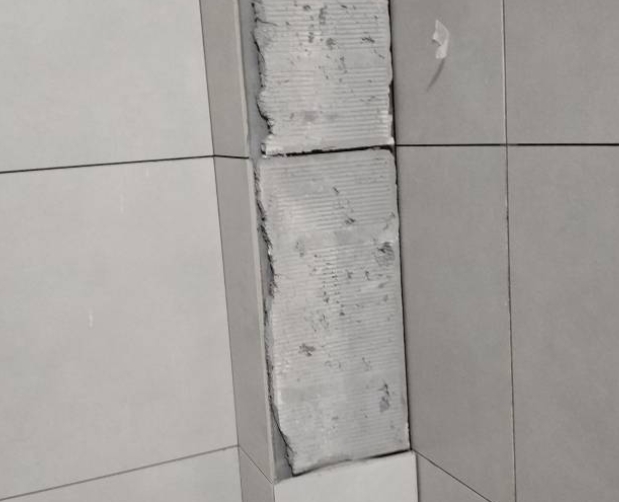 赵县瓷砖空鼓维修公司分享下瓷砖施工前基层浇水润湿程度不足，可能导致以下问题
