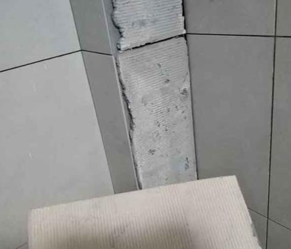 赵县瓷砖空鼓维修公司分享下厨房瓷砖脱落的补救措施。